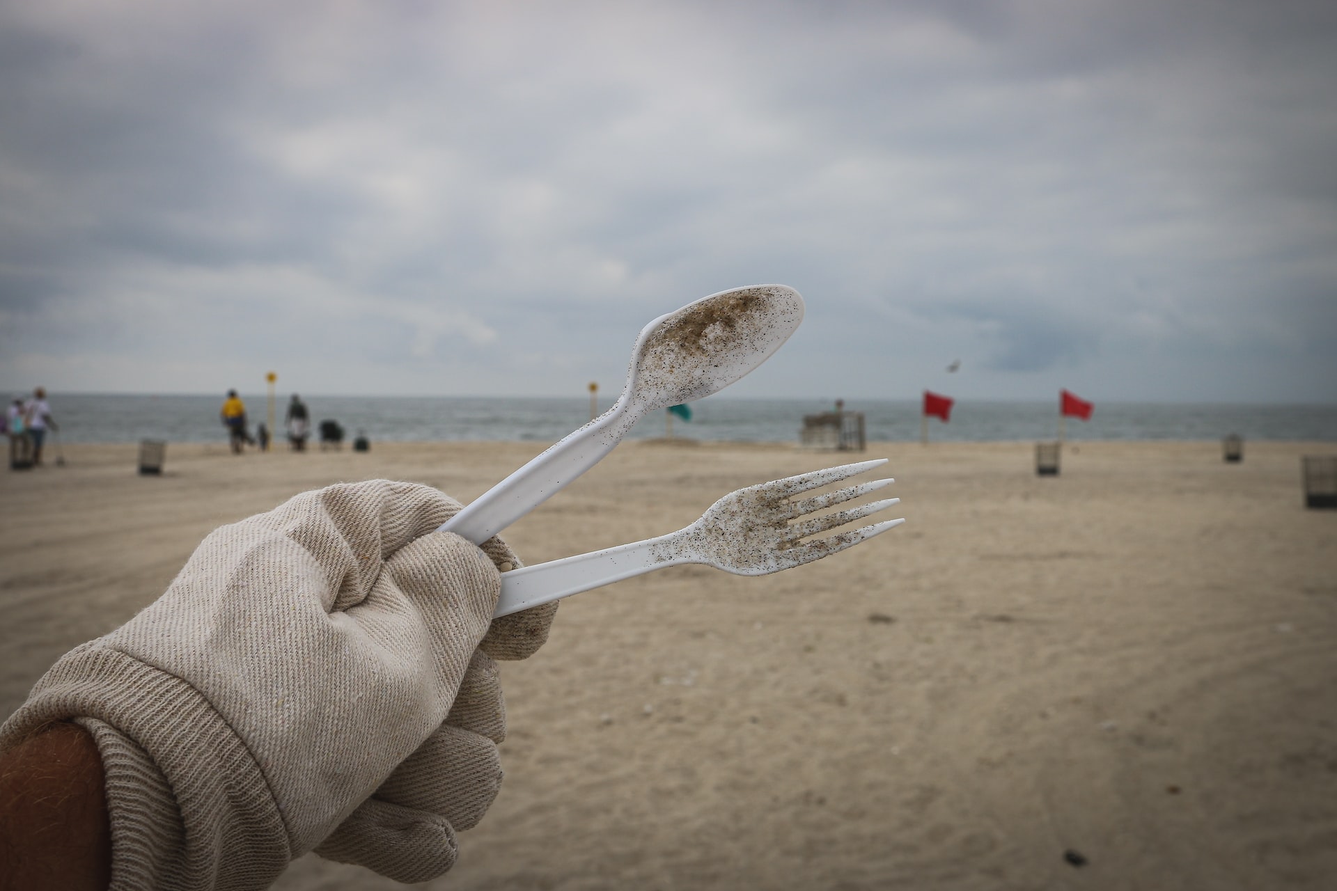 Műanyag evőeszköz a tengerparton